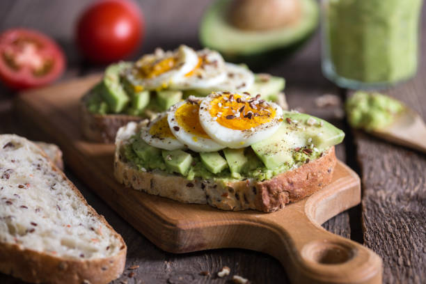 Tostadas de Aguacate y Huevo para Desayunar: Combina Nutrición y Sabor en Cada Bocado