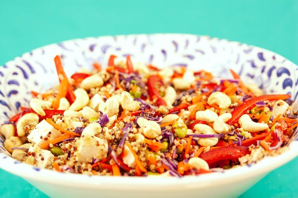 Cómo Preparar una Deliciosa Ensalada de Quinoa con Pollo: Nutrición y Sabor en Cada Bocado